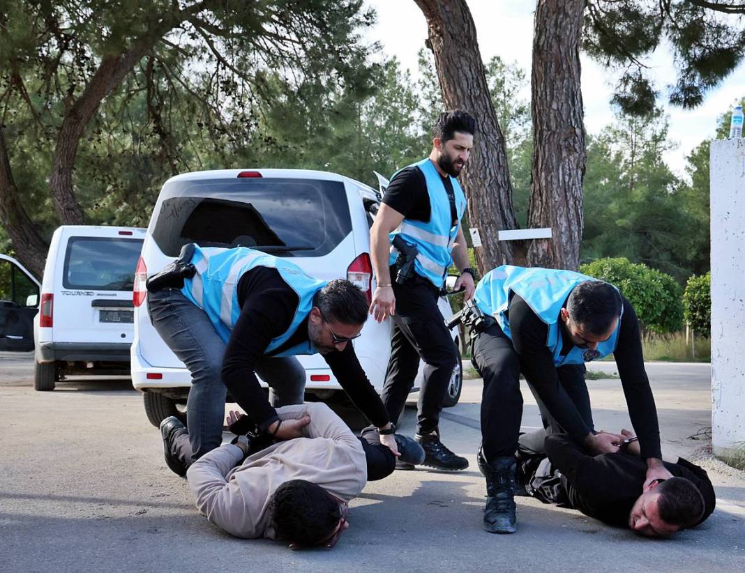 Yerli Lara Croft, karanlıkta hedefi 12'den vuruyor! Polis eğitmeni Nisa Aydın'ın müdahale teknikleri nefesleri kesiyor 12